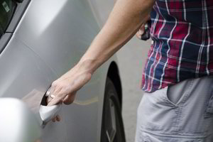 Ar dėl elektros, kuri trenkia lipant iš automobilio, gali kilti gaisras? 