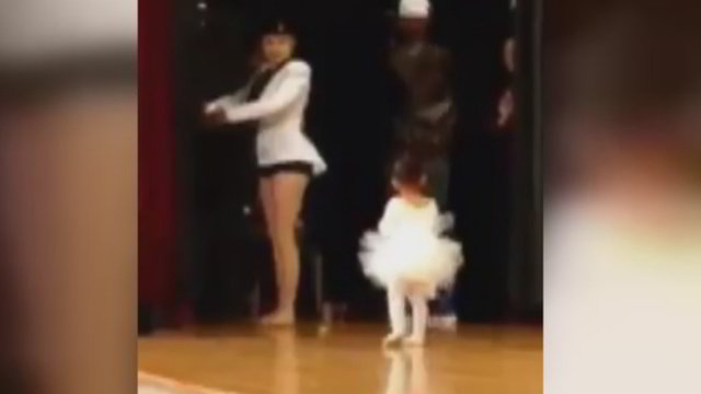 Mielas užkulisių vaizdelis: dukrai pamiršus šokio judesius į pagalbą atskubėjo tėtis