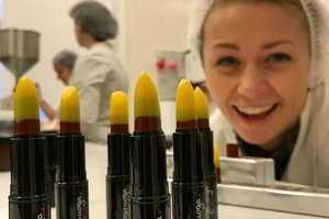 Lietuviškos kosmetikos gamintojai sukūrė trispalvę ir siūlo išbučiuoti Lietuvą