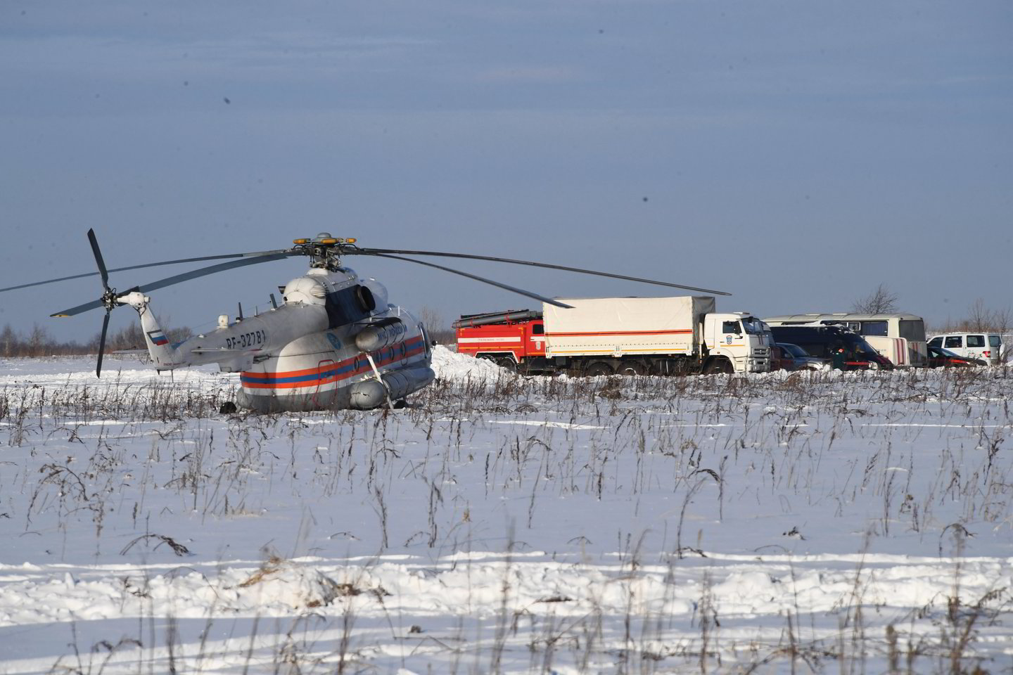 Rusijos tyrėjai orlaivio nuolaužų ir palaikų paieškas tęsė ir naktį. Ištirti maždaug 30 hektarų plotą sunku ir dėl ekstremalių oro sąlygų, gausaus sniego.<br>„Sputnik“/„Scanpix“ nuotr.