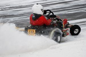 Kartingo lenktynininkai Anykščiuose kėlė sniego pūgą