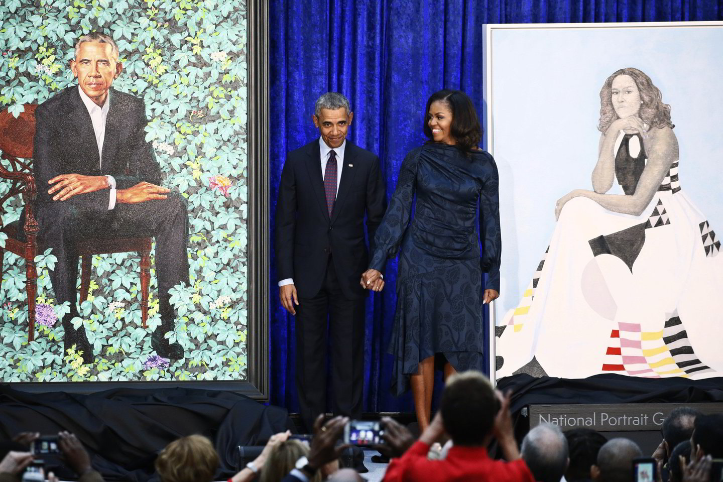  B.Obama ir jo žmona labai džiaugėsi naujais portretais.<br> „Reuters“/„Scanpix“ nuotr.