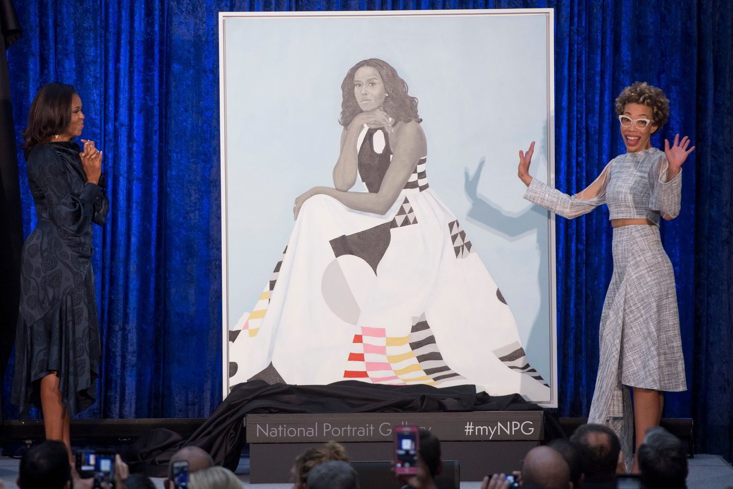  B.Obama ir jo žmona labai džiaugėsi naujais portretais.<br> AFP/„Scanpix“ nuotr.