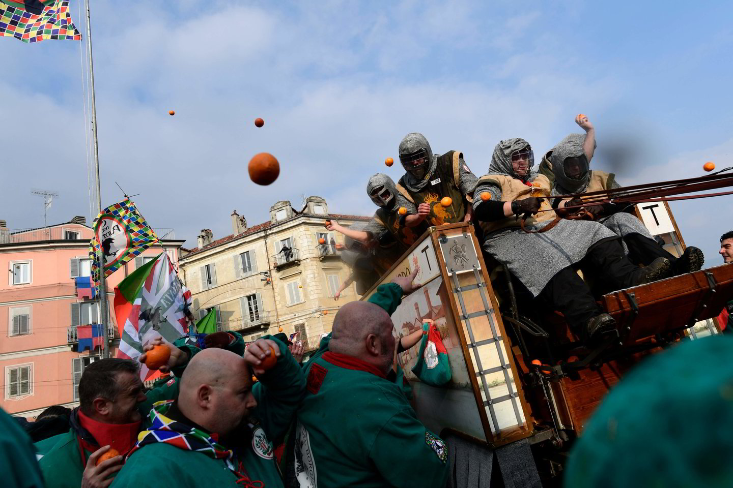  Kasmet specialiai festivaliui iš Sicilijos importuojama šimtai tūkstančių kilogramų apelsinų.<br> AFP/„Scanpix“ nuotr.