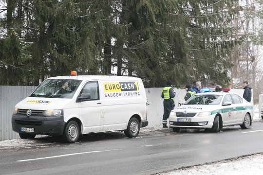 Vilniuje į medį rėžėsi saugos tarnybos automobilis, vairuotojui prireikė medikų