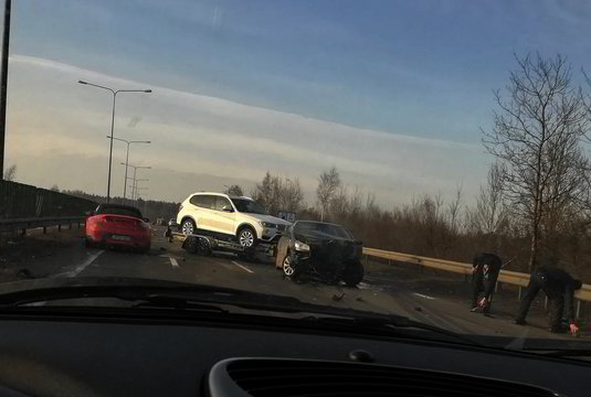 Magistralėje Vilnius-Kaunas – neįprasta avarija, vairuotojai strigo spūstyje
