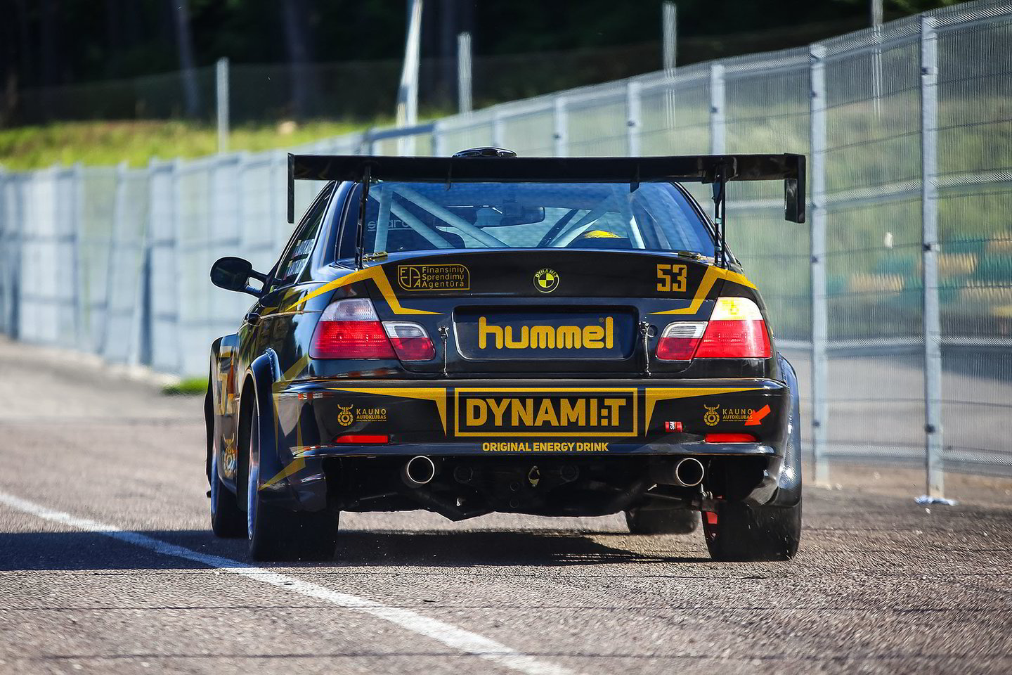 „Dynami:t Energy“ komandos automobilį prieš ateinantį sezoną papuošė dizaineris Šarūnas Ramoška.<br>Komandos nuotr.