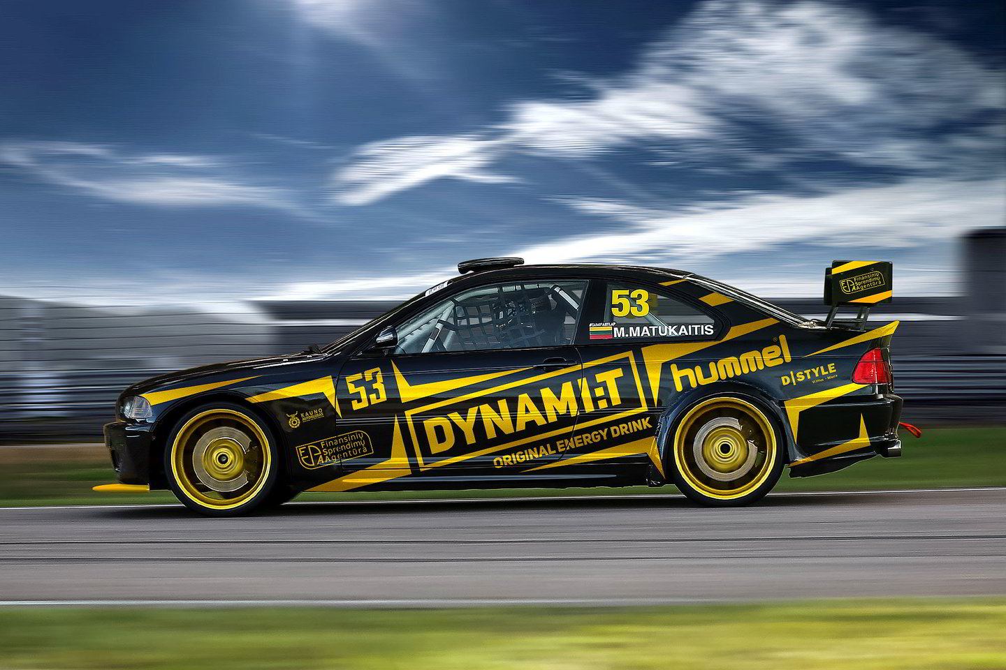 „Dynami:t Energy“ komandos automobilį prieš ateinantį sezoną papuošė dizaineris Šarūnas Ramoška.<br>Komandos nuotr.