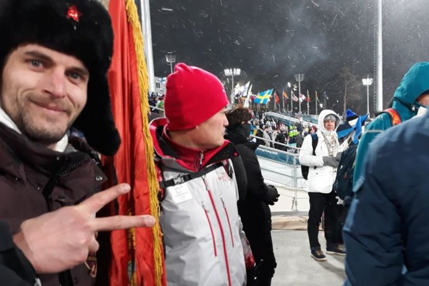 Pjongčango žaidynėse su neutralia vėliava dalyvaujančių Rusijos atletų sirgaliai per slidinėjimo varžybas tribūnoje iškėlė vėliavą su bolševikų vado Vladimiro Lenino atvaizdu.<br> gazeta.ru nuotr.