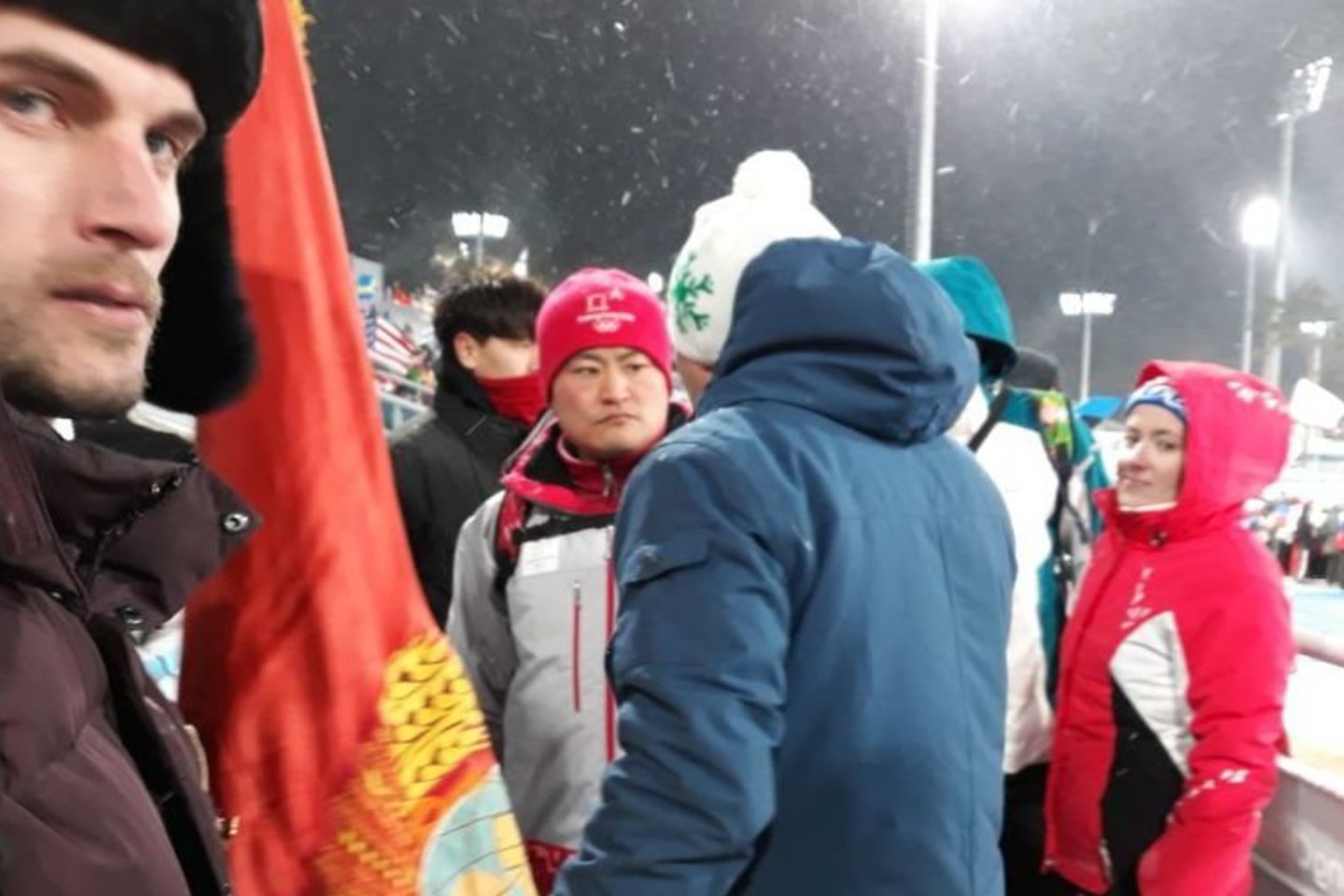  Pjongčango žaidynėse su neutralia vėliava dalyvaujančių Rusijos atletų sirgaliai per slidinėjimo varžybas tribūnoje iškėlė vėliavą su bolševikų vado Vladimiro Lenino atvaizdu.<br> gazeta.ru nuotr.