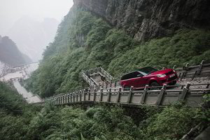 Hibridinis „Range Rover Sport“ įvažiavo į 45 laipsnių įkalnę laiptais