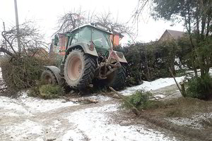 Jurbarke girtas traktorininkas nugriovė tvorą ir pabėgo