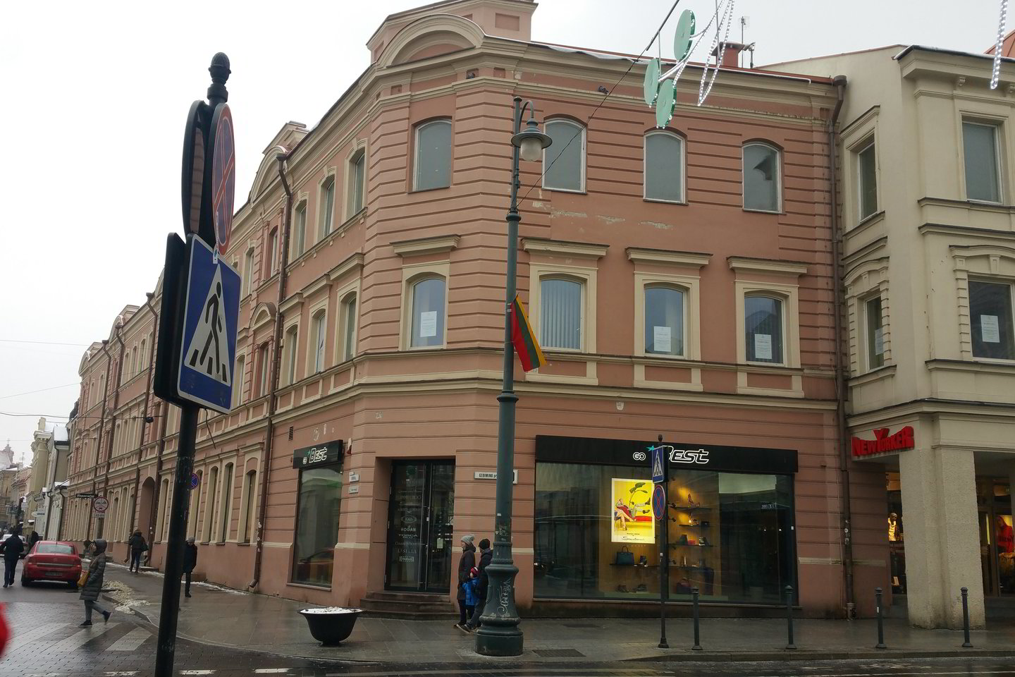  Šiame name Vilniuje Totorių gatvės ir Gedimino prospekto kampe trečiame aukšte veikė A.Jarušaičio fotoateljė, kur 1917 rugsėjo 25-ąją susirinko būsimi signatarai bendrai nuotraukai.