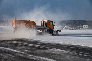 Žiema oro uoste: papasakojo, kiek kilometrų kasdien įveikia valymo mašinos ir kur deda sniegą