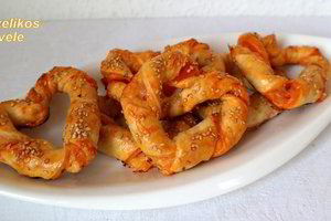 Vaišės per pusvalandį: sluoksniuotos tešlos širdelės su kumpiu ir sūriu