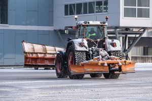 Žiema oro uoste: sniegą valantys vairuotojai kasdien nuvažiuoja neįtikėtiną atstumą