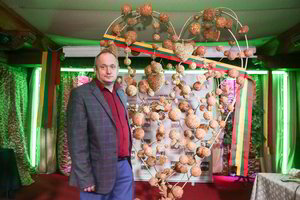 Floristas Modestas Vasiliauskas sukūrė širdį iš pusantro milijono gintarų