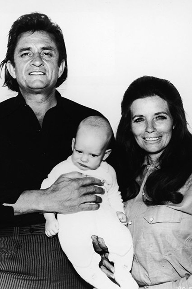 Muzikantas Johnny Cashas su žmona June ir sūnumi. 