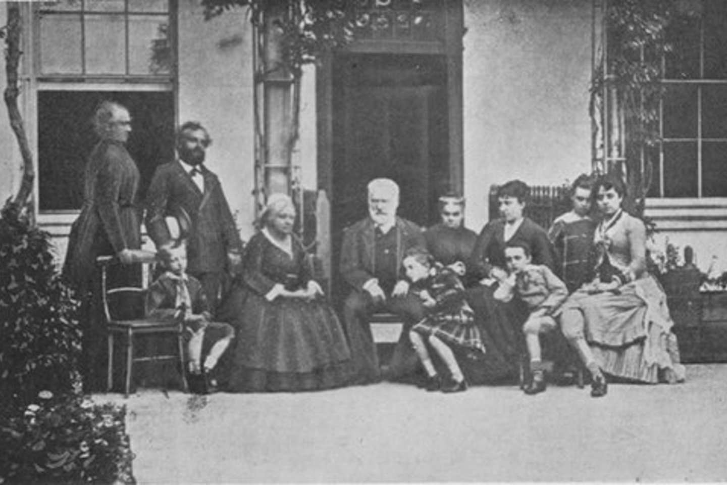 Rašytojas Victoras Hugo ir Juliette Drouet su vaikais ir anūkais.