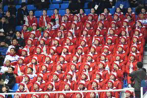 Verk, bet dainuok: Šiaurės Korėjos merginų grupė virpina olimpiadą