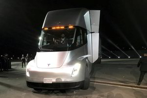 Kiek iš tiesų lietuviai sutaupys, naudodami „Tesla Semi“ vilkikus?