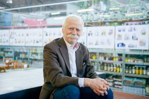 Parodą turguje surengęs dailininkas linkėjo politikams: „Mažiau kvailiokite, mažiau piešiu“