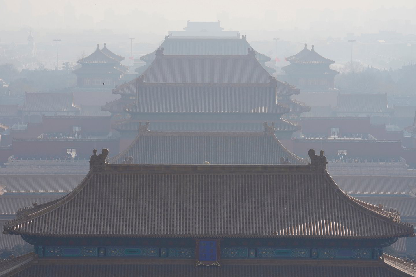 Smogas – didžiulė problema Kinijoje.<br> „Reuters“/„Scanpix“ nuotr.