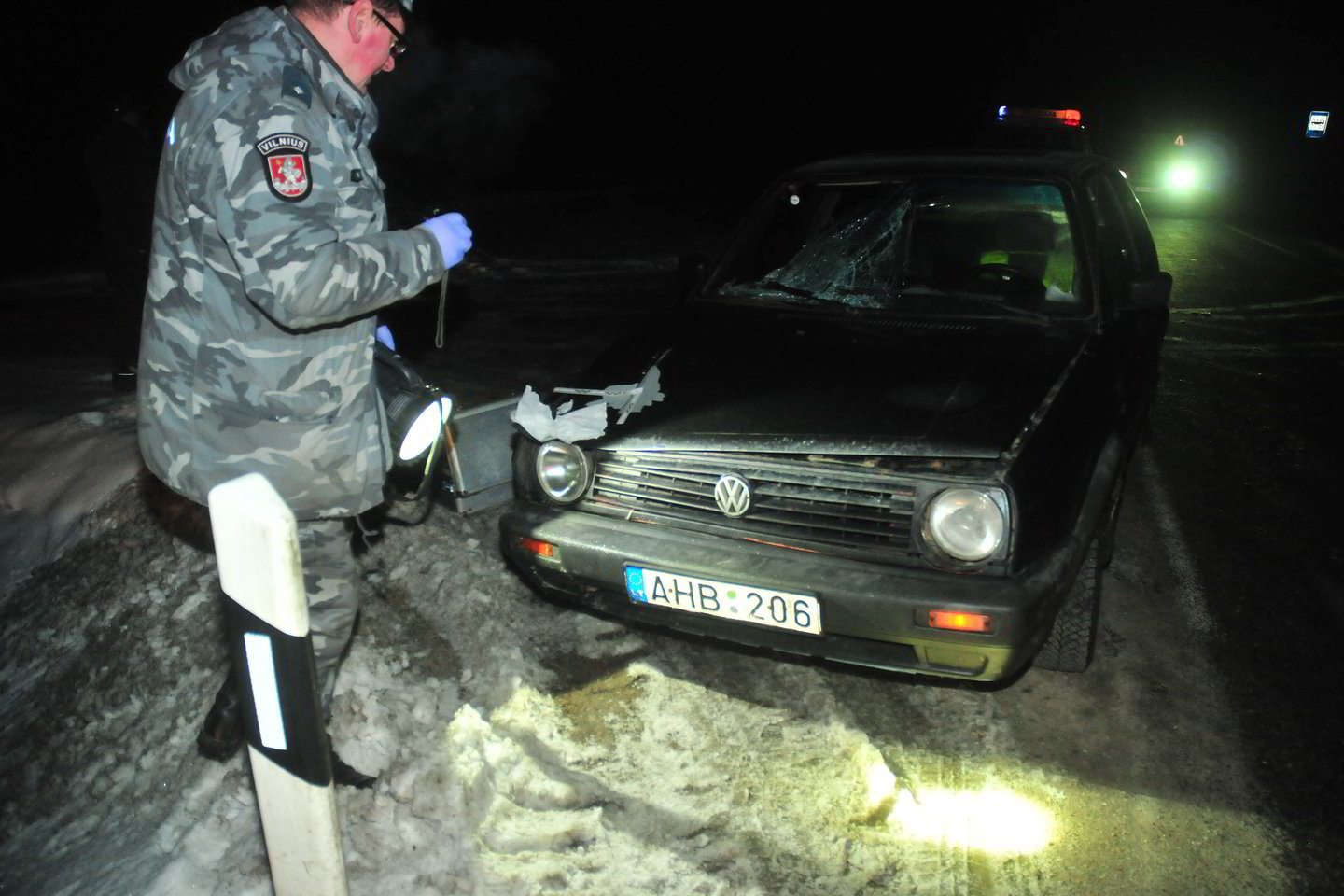 Trečiadienio vakarą Vilniaus rajone žuvo girto „Volkswagen Golf“ vairuotojo partrenkta pėsčioji.<br>A.Vaitkevičiaus nuotr.