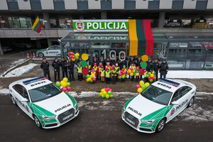 Kelių policija prisidėjo prie sveikinimų Lietuvai – sukurta spalvinga kompozicija