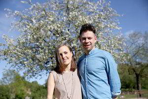 Į „Eurovizijos“ atrankos lyderius išsiveržusiam J. Brūzgai scenoje talkina ir žmona