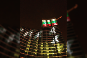 Vilniaus dangoraižius nudažė trispalvės. Aukščiausia – 100 metrų aukštyje