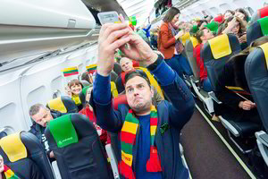 Garsūs žmonės Vasario 16-ąją paminėjo „šimtmečio“ skrydžiu per Lietuvą