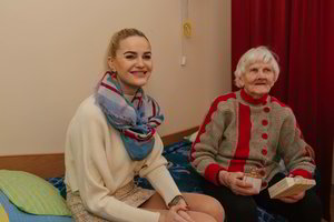 N. Šiaudikytė apsilankė senelių namuose – vyriausiems dovanojo kvepalus su gintarais