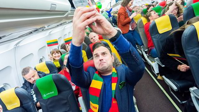 Lietuvos įžymybės Vasario 16-ąją paminėjo ypatingu skrydžiu