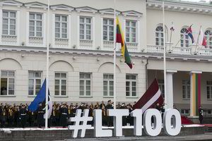 Daukanto aikštėje – iškilmingas Baltijos šalių vėliavų pakėlimas