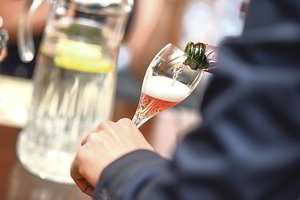 Čia draudimai, ten – pagundos: abiturientai išleistuvių šampano taurę kels pas kaimynus   