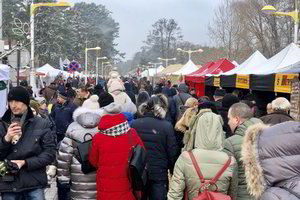 Ypatingas savaitgalis Palangoje: tiek žmonių J.Basanavičiaus gatvėje nebūna net vasarą