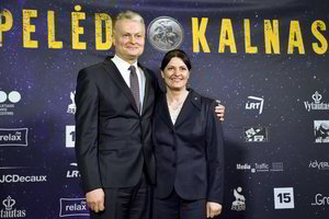 Žinomi žmonės įvertino A. Juzėno režisuotą dramą „Pelėdų kalnas“