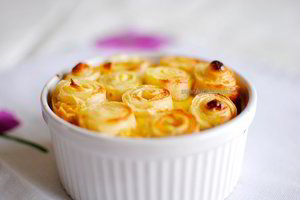 Lietinių ritinėliai sutirštinto pieno padaže