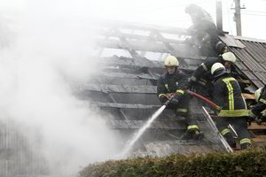 Gaisre sudegė moteris, jos sūnus – reanimacijoje 