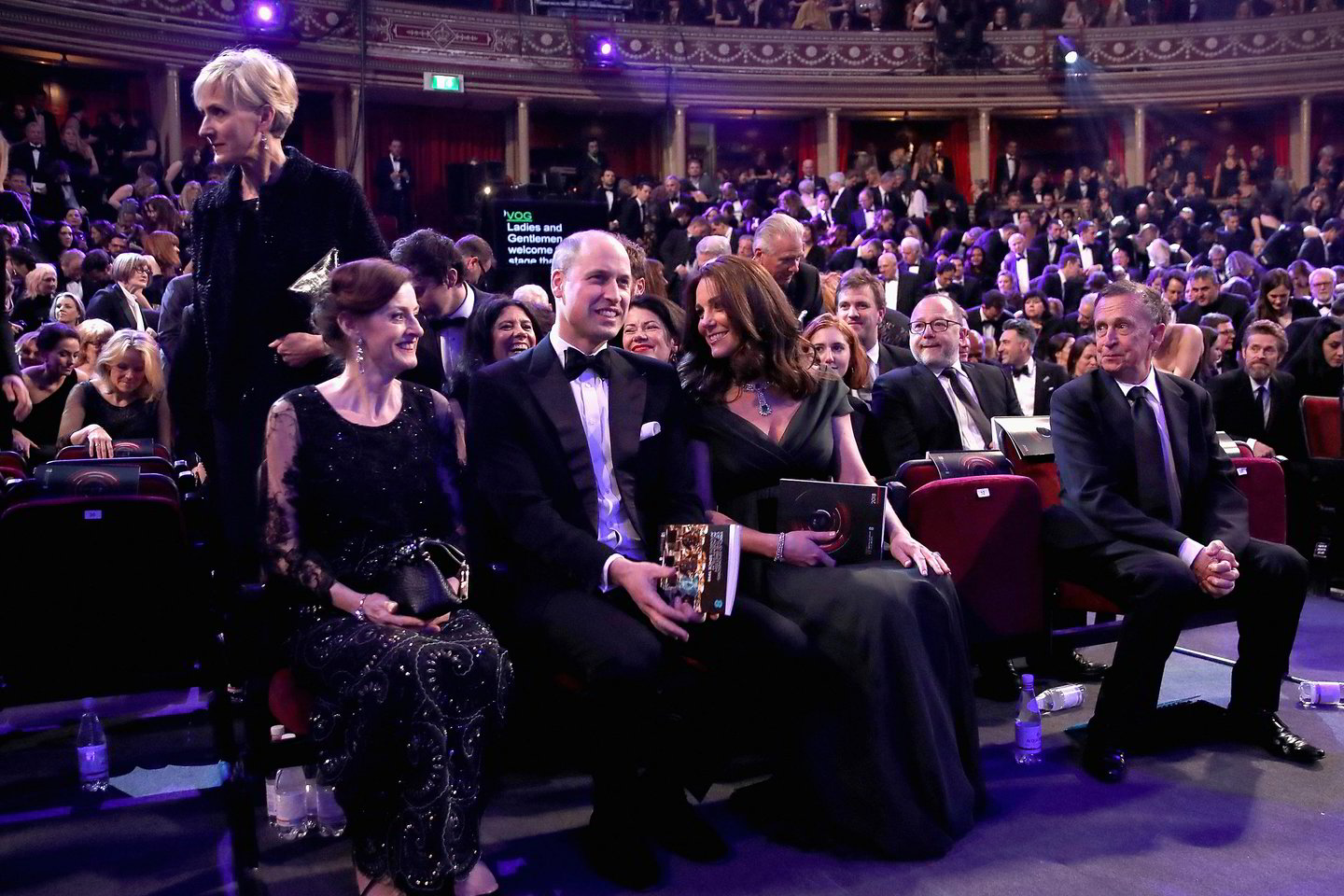  Kadangi vasario 18-ąją Londone raudonasis kilimas „pajuodo“ taip, kaip tai atsitiko praėjusio mėnesio „Auksinių gaublių“ ceremonijoje, Didžiosios Britanijos Kembridžo kunigaikštienei Kate teko priimti sunkų sprendimą dėl aprangos.<br> AFP/Scanpix nuotr.