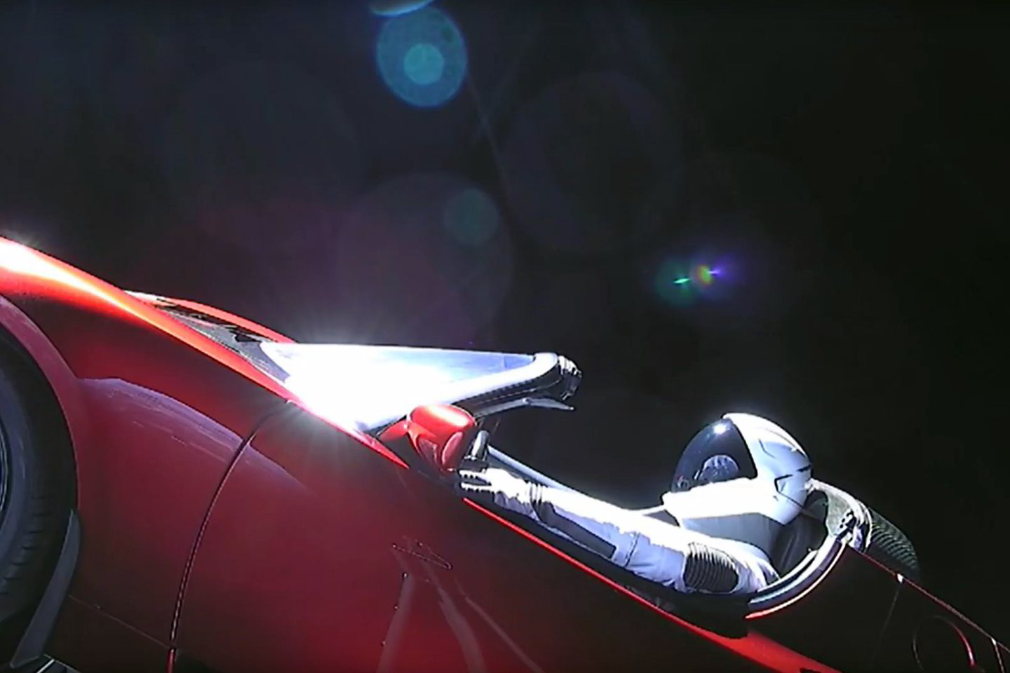  Mokslininkai džiaugiasi, kad automobilis nenuskris iki Raudonosios planetos – ir mano, kad jis gali sugrįžti ir į Žemę.<br> AFP / Scanpix nuotr.