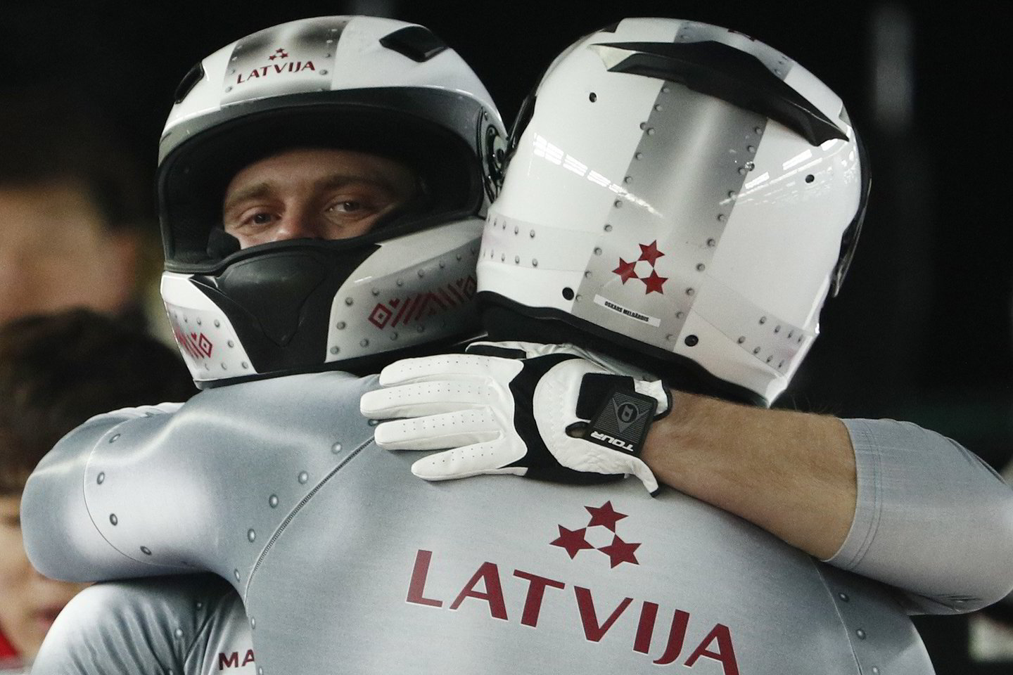  Pjongčango olimpiados vyrų dviviečių  bobslėjaus varžybose pirmadienį Latvijos duetas - Oskaras Melbardis ir Janis Strenga - iškovojo bronzos medalius. Tai pirmieji latvių apdovanojimai šiose žaidynėse. <br> AP nuotr.