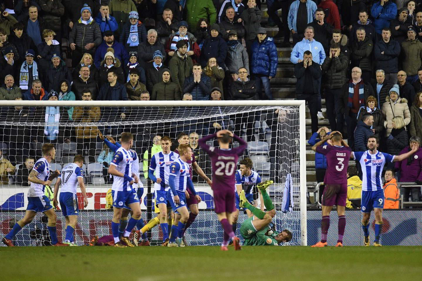  „Premier“ lygos lyderis „Manchester City“ klubas 0:1 nusileido trečiajame divizione rungtyniaujančiam „Wigan“ ir iškrito iš turnyro.<br> AFP/Scanpix nuotr.