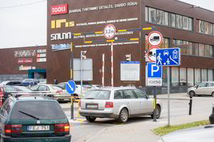 Parduotuvių aikštelėse vairuotojai turėtų prisiminti svarbų dalyką