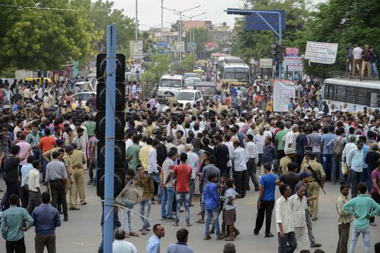 Indijoje linčiuotojų minia iš policijos nuovados ištempė įtariamus vaiko žudikus