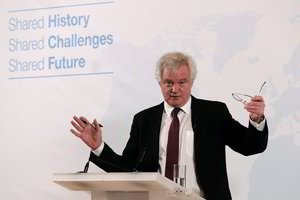 Davidas Davisas: „Brexit“ neves prie ekonomikos chaoso kaip filme „Pašėlęs Maksas“