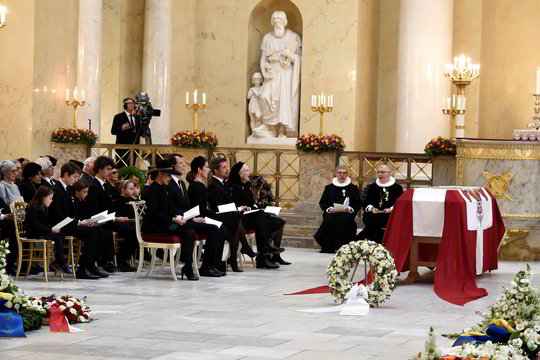 Danijos karališkoji šeima per privačią ceremoniją koplyčioje atsisveikino su velioniu princu Henriku