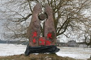 Netoli Marijampolės ant paminklo NKVD smogikams išpiešti sovietų ir nacių simboliai