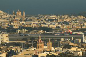 Maltos oro uoste dėl gaisro įstrigo šimtai keleivių 